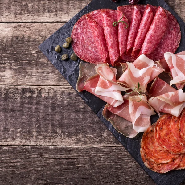 Geleneksel İspanyolca tapas veya İtalyan antipasti