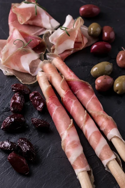 Zwinięte plasterki szynki Delicious z przyprawa kuchni włoskiej — Zdjęcie stockowe