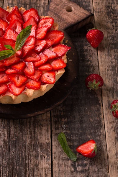 Tarta con fresas y crema batida sobre mesa vintage de madera — Foto de Stock