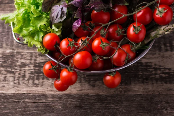 Cherry rajčata na dřevěném pozadí — Stock fotografie