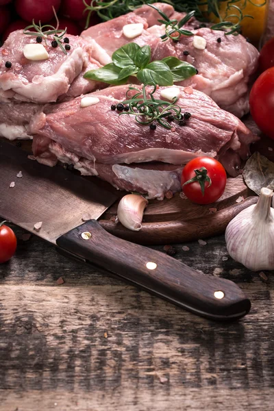 Carnicero fresco corte surtido de carne adornado con romero fresco en mesa de madera — Foto de Stock