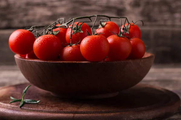 Cherry rajčata na dřevěném pozadí — Stock fotografie