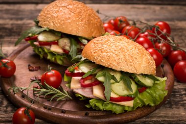 antika ahşap zemin üzerine ev yapımı hamburger