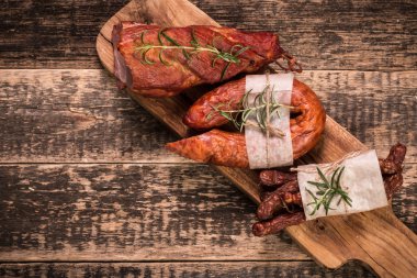 Meze tabağı salam ve ahşap arka plan üzerinde et catering