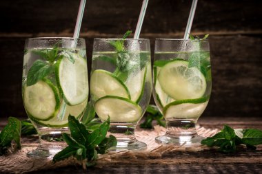 su ile limon, limon ve nane ahşap bir masa üzerinde Detoks