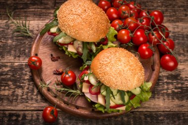 antika ahşap zemin üzerine ev yapımı hamburger