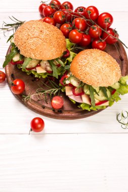 antika ahşap zemin üzerine ev yapımı hamburger