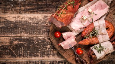 Meze tabağı salam ve ahşap arka plan üzerinde et catering