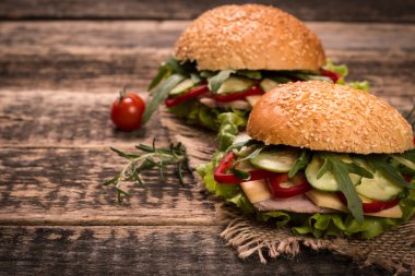 antika ahşap zemin üzerine ev yapımı hamburger