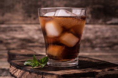 ahşap antika masa üzerinde buz ile soğuk içecek