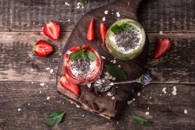 Sağlıklı kahvaltı ya da sabah snack ile chia tohum granola, çilek ve kivi, vejetaryen yemek, beslenme ve sağlık kavramı