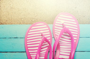 Yaz konsepti ile kumlu plaj, kabukları ve kordon.