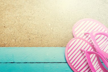 Yaz konsepti ile kumlu plaj, kabukları ve kordon.