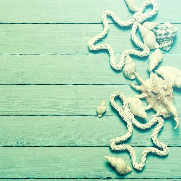 Concepto de verano con playa de arena, conchas y cordón . — Foto de Stock