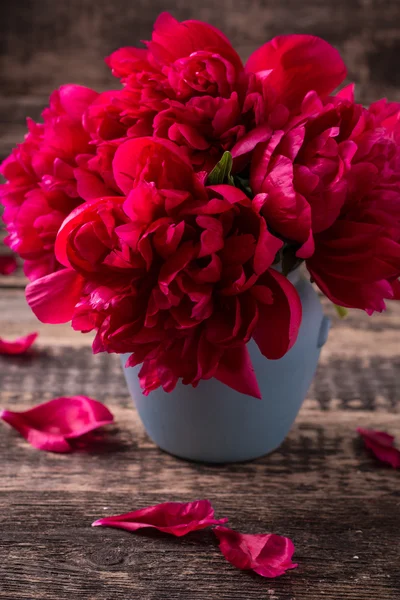 Bouquet of red peonies, copy space — Stock Photo, Image