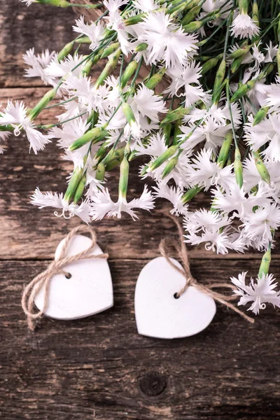 White spring flowers on wooden background. — Stock Photo, Image