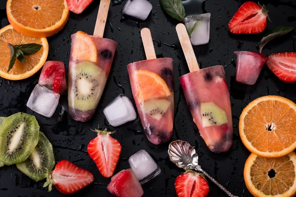 Paletas de frutas enteras saludables con fresas kiwi de bayas en mesa vintage de madera —  Fotos de Stock