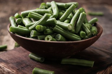 Demet taze çekilmiş yeşil fasulye bir ahşap yüzeye.