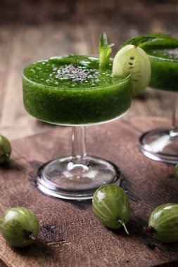 Sağlıklı yeşil taze meyve ve sebze suyu güler yüzlü breackfast