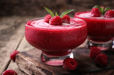 Dondurma ve rustik ahşap zemin üzerine nane ile pembe ahududu güler yüzlü