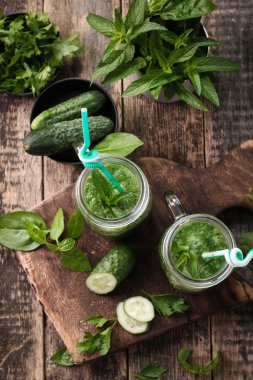 Ahşap bir masa, sağlıklı vegan gıda üzerinde payet ile taze yeşil smoothie