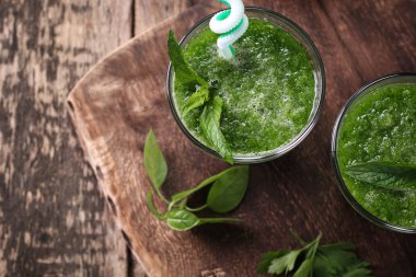 Ahşap bir masa, sağlıklı vegan gıda üzerinde payet ile taze yeşil smoothie
