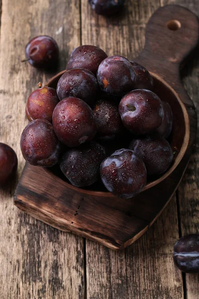 Prunes mûres sur fond vintage en bois — Photo