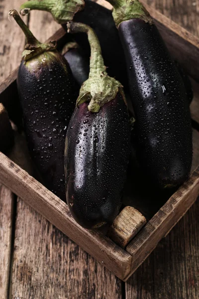 Frische Auberginen auf dunklem Holzgrund.. vegetarisches Essen — Stockfoto