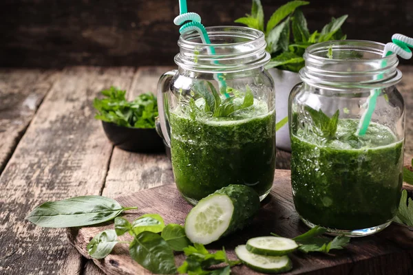 Fresh green smoothie with straws on a wooden table,healthy vegan food — Stock Photo, Image