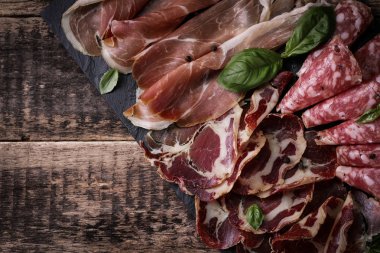 Geleneksel İspanyolca tapas veya ahşap antika masa üzerinde İtalyan antipasti