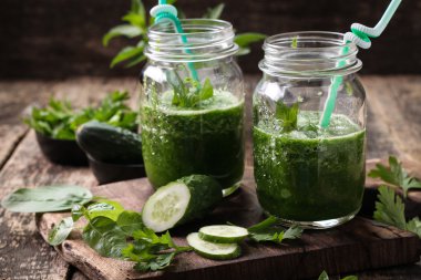 Ahşap bir masa, sağlıklı vegan gıda üzerinde payet ile taze yeşil smoothie