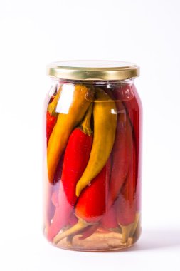 Ahşap masada kırmızı biber 