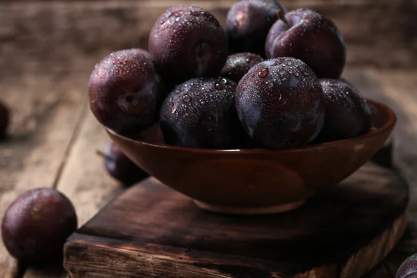 Prunes mûres sur fond vintage en bois — Photo