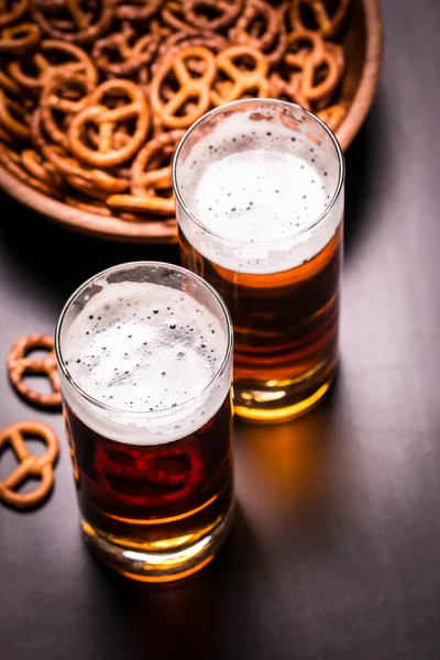 Cervezas surtidas en un vuelo listo para la degustación, filtro vintage —  Fotos de Stock