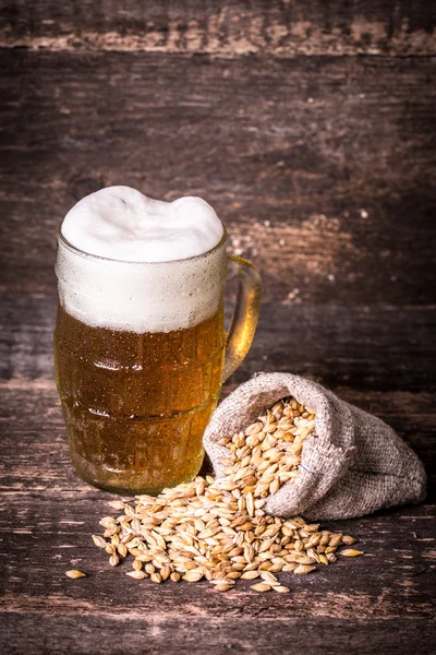 Cervezas surtidas en un vuelo listo para la degustación, filtro vintage —  Fotos de Stock