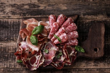 Geleneksel İspanyolca tapas veya ahşap antika masa üzerinde İtalyan antipasti