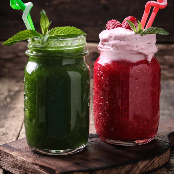 Suco de frutas e vegetais frescos verdes saudáveis smoothie verde e rosa — Fotografia de Stock