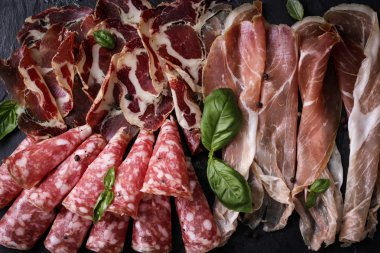 Geleneksel İspanyolca tapas veya ahşap antika masa üzerinde İtalyan antipasti