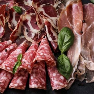 Geleneksel İspanyolca tapas veya ahşap antika masa üzerinde İtalyan antipasti