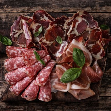 Geleneksel İspanyolca tapas veya ahşap antika masa üzerinde İtalyan antipasti