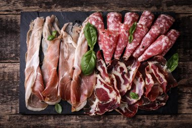 Geleneksel İspanyolca tapas veya ahşap antika masa üzerinde İtalyan antipasti