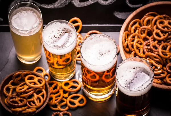 Cervezas surtidas en un vuelo listo para la degustación, filtro vintage — Foto de Stock