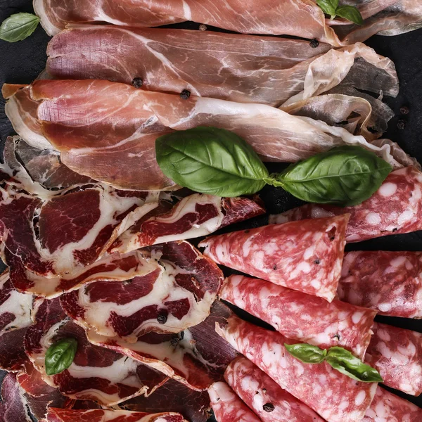 Geleneksel İspanyolca tapas veya ahşap antika masa üzerinde İtalyan antipasti