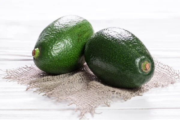 Lebensmittel Hintergrund mit frischer Bio-Avocado auf altem Holztisch — Stockfoto