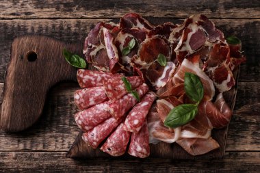 Geleneksel İspanyolca tapas veya ahşap antika masa üzerinde İtalyan antipasti