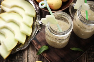 Ahşap antika tablo, sağlıklı gıda taze muz ve kavun güler yüzlü