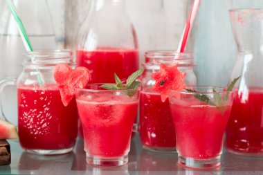 Karpuz içecek gözlük dilim karpuz nane ve limon, antika arka plan, yumuşak odak