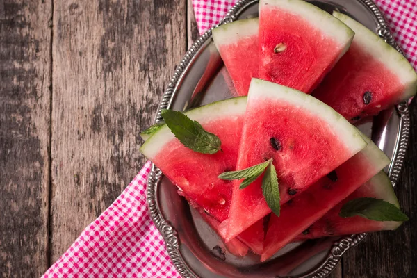 Wassermelone Scheiben Eis am Stiel auf blauem rustikalem Holzhintergrund, beliebte Sommerfrüchte mit leckerer Wassermelone, flache Laien-Fotografie von Wassermelone Scheiben Eis am Stiel — Stockfoto