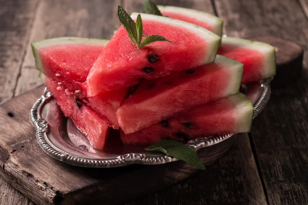 Wassermelone Scheiben Eis am Stiel auf blauem rustikalem Holzhintergrund, beliebte Sommerfrüchte mit leckerer Wassermelone, flache Laien-Fotografie von Wassermelone Scheiben Eis am Stiel — Stockfoto