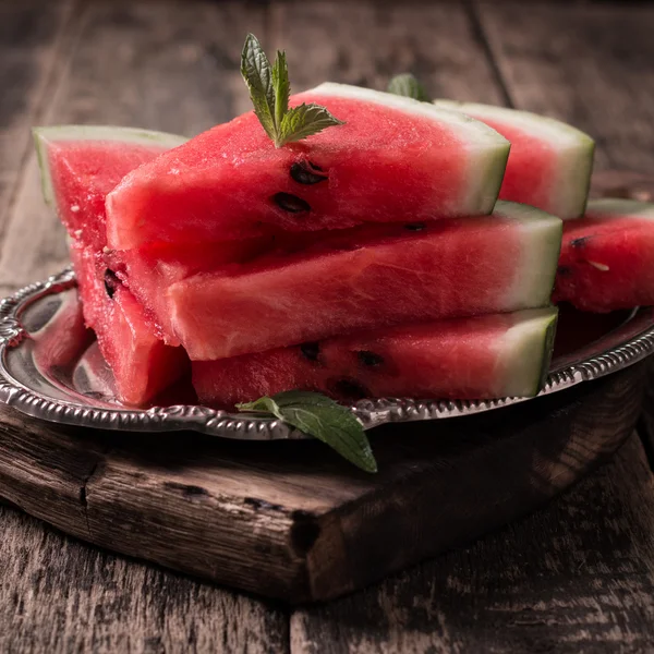 Wassermelone Scheiben Eis am Stiel auf blauem rustikalem Holzhintergrund, beliebte Sommerfrüchte mit leckerer Wassermelone, flache Laien-Fotografie von Wassermelone Scheiben Eis am Stiel — Stockfoto